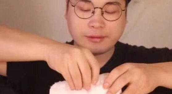 网红挑战吃棉花糖,网红挑战吃棉花糖，趣味与挑战并存