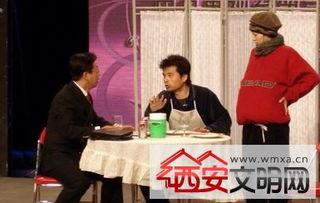 毕福剑睡董卿的照片1,引发网友热议